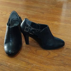 Karen Scott black heeled shoes with buckle